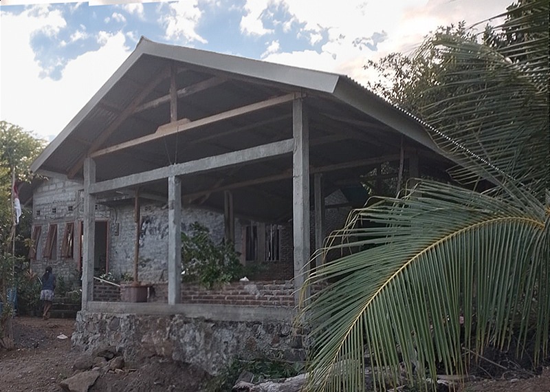 Membangun rumah di daerah kurang mampu di Larantuka, Pulau Flores, Nusa Tenggara Timur2/4