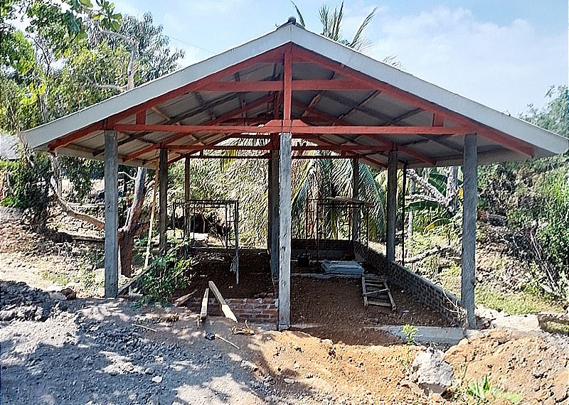 Membangun rumah di daerah kurang mampu di Larantuka, Pulau Flores, Nusa Tenggara Timur3/4