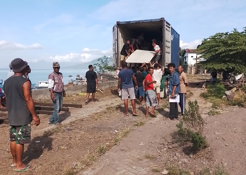 Membangun rumah di daerah kurang mampu di Larantuka, Pulau Flores, Nusa Tenggara Timur4/4